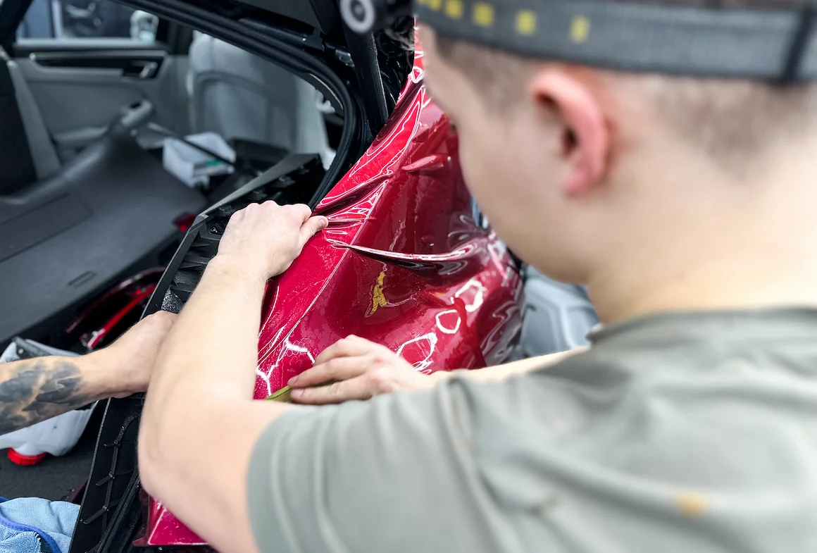 Оклейка Porsche Cayenne в красную пленку: мощь, подчеркнутая цветом — фото 3