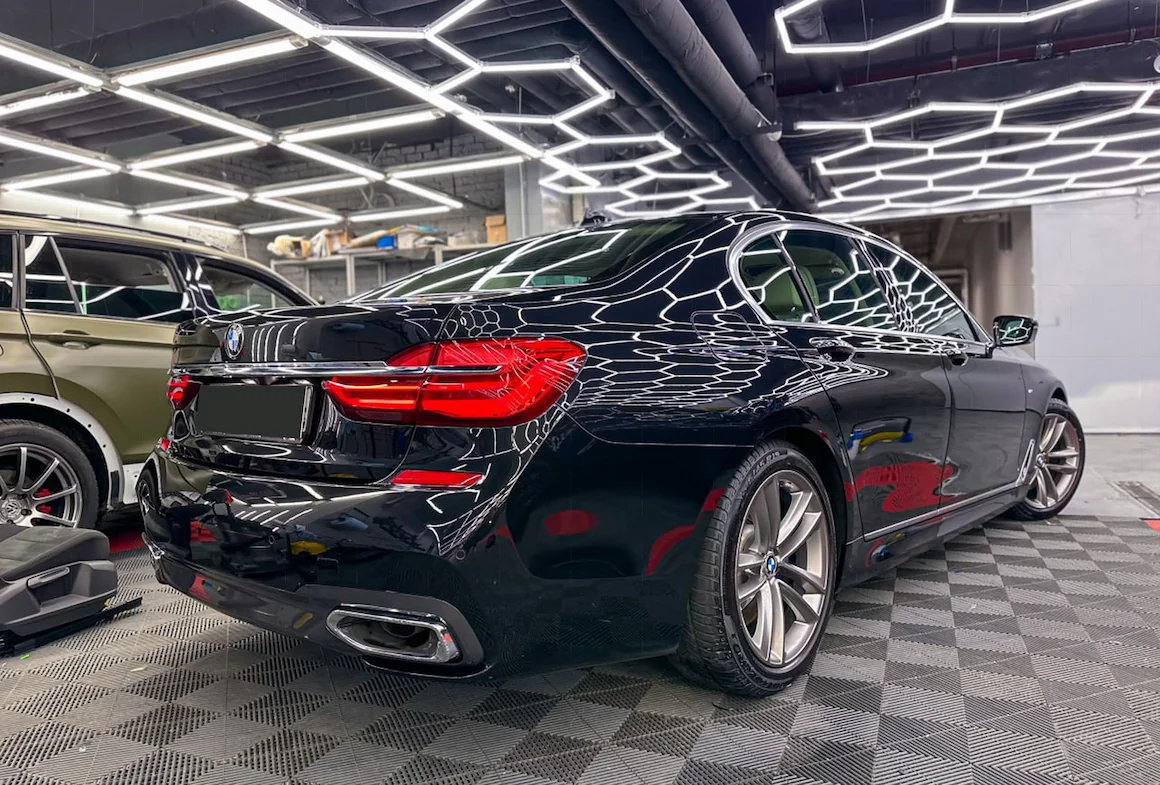 Оклейка BMW 7-Series в тёмно-синюю пленку: строгая элегантность и защита — фото 2