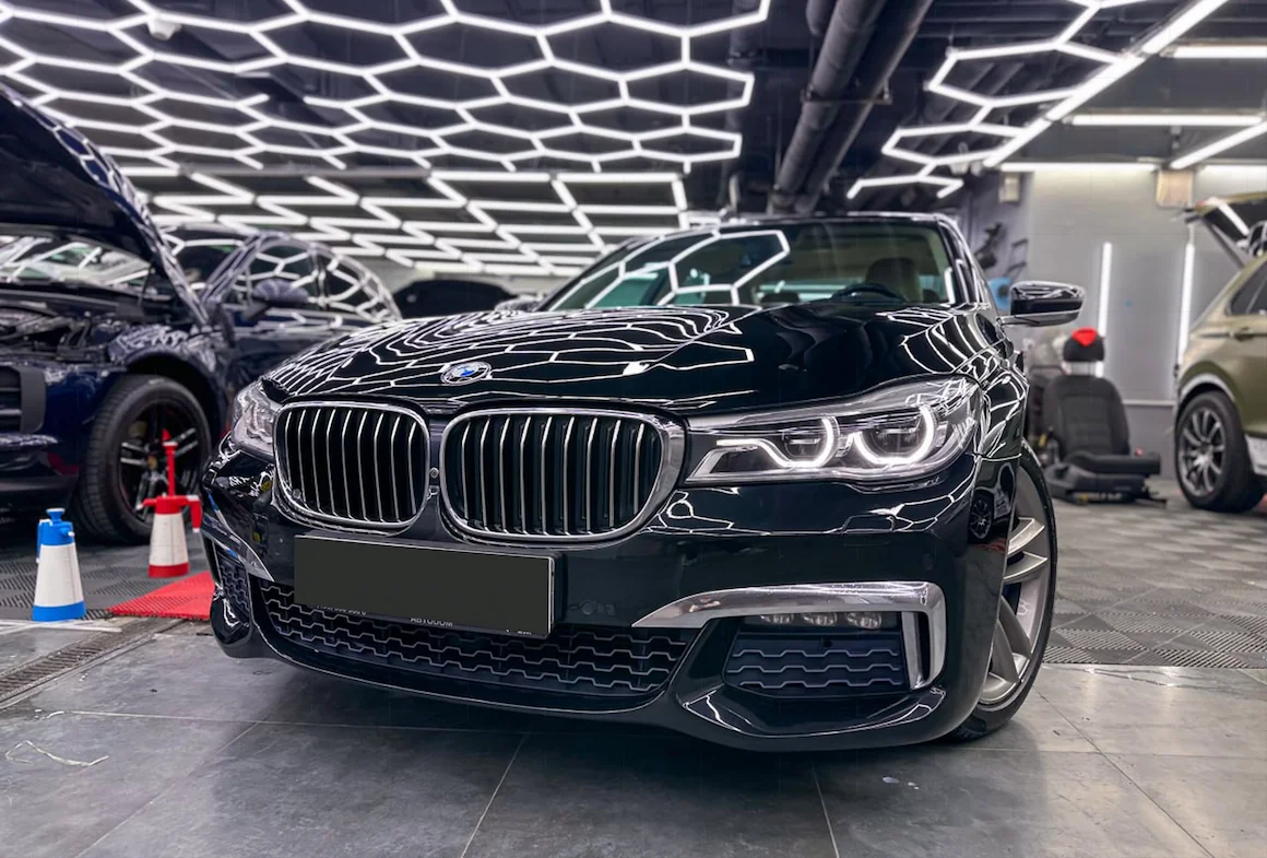 Оклейка BMW 7-Series в тёмно-синюю пленку: строгая элегантность и защита — фото 3