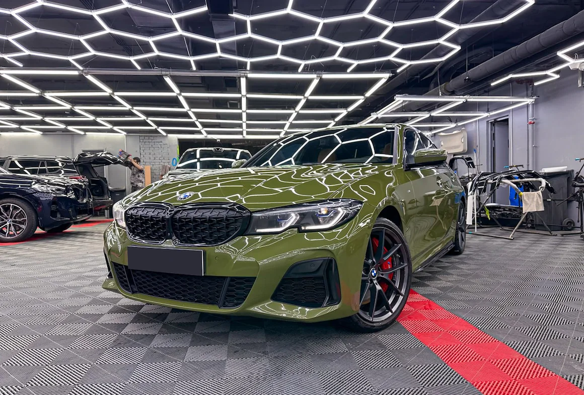 Оклейка BMW 3-Series в зеленую пленку: свежий взгляд на классику — фото 3