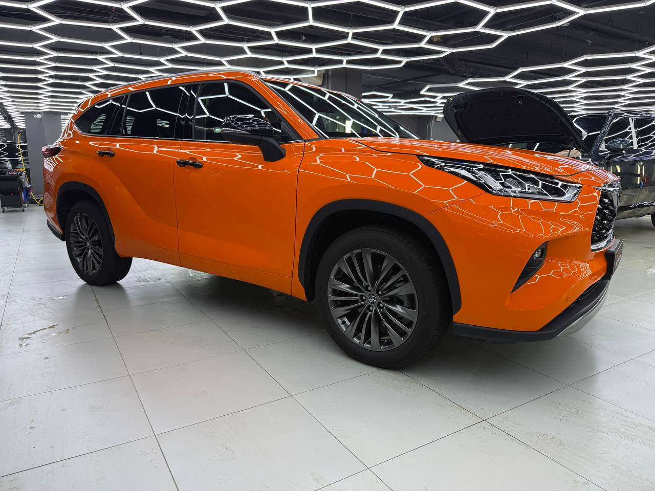 Оклейка Toyota Highlander в McLaren Orange: из черного - в яркий и бескомпромиссный — фото 1