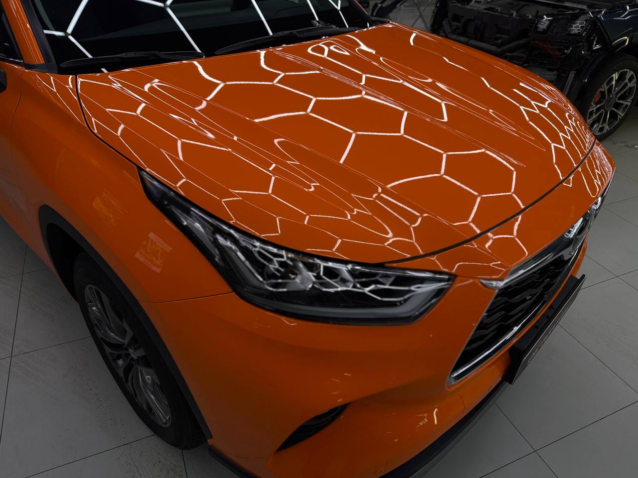 Оклейка Toyota Highlander в McLaren Orange: из черного - в яркий и бескомпромиссный — фото 2