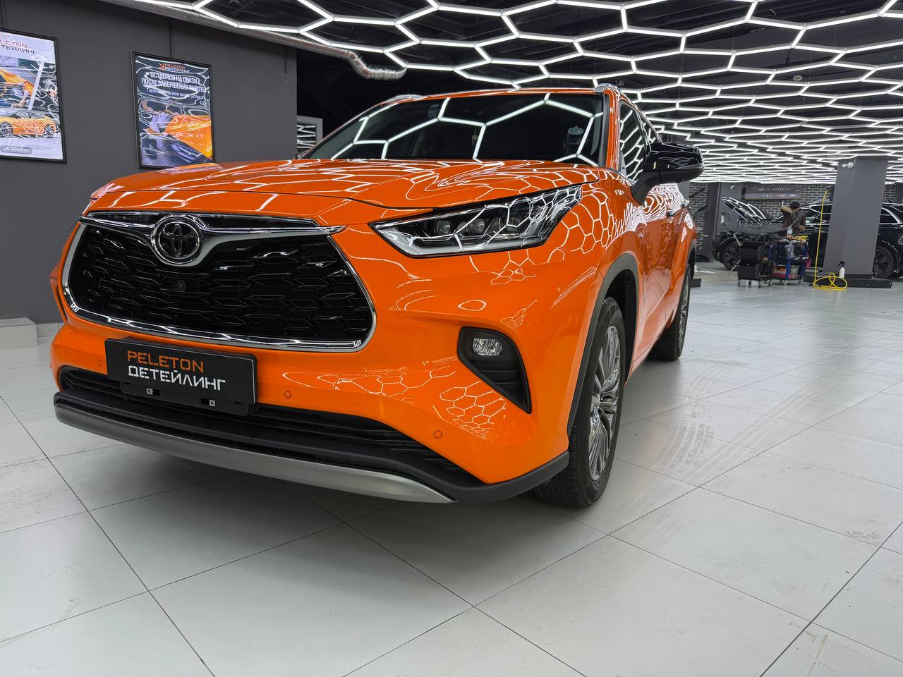Оклейка Toyota Highlander в McLaren Orange: из черного - в яркий и бескомпромиссный — фото 4