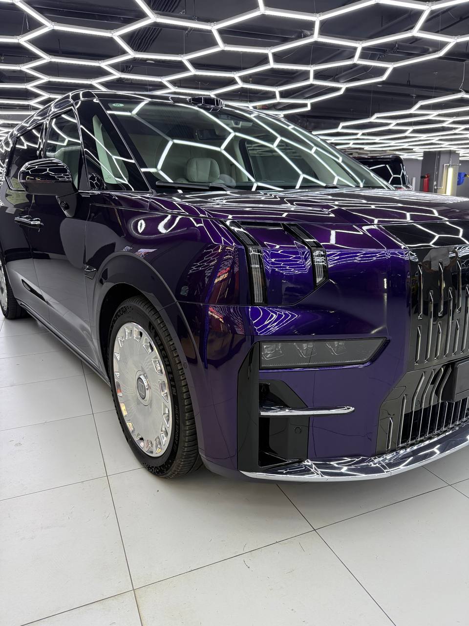 Оклейка Zeekr 009 в Metallic Midnight Purple: из черного - в глубокий пурпур — фото 2