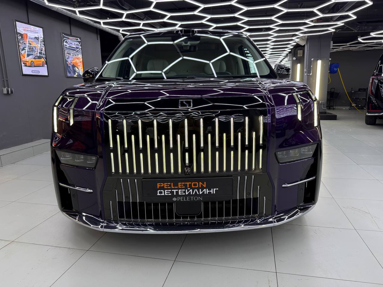 Оклейка Zeekr 009 в Metallic Midnight Purple: из черного - в глубокий пурпур — фото 4